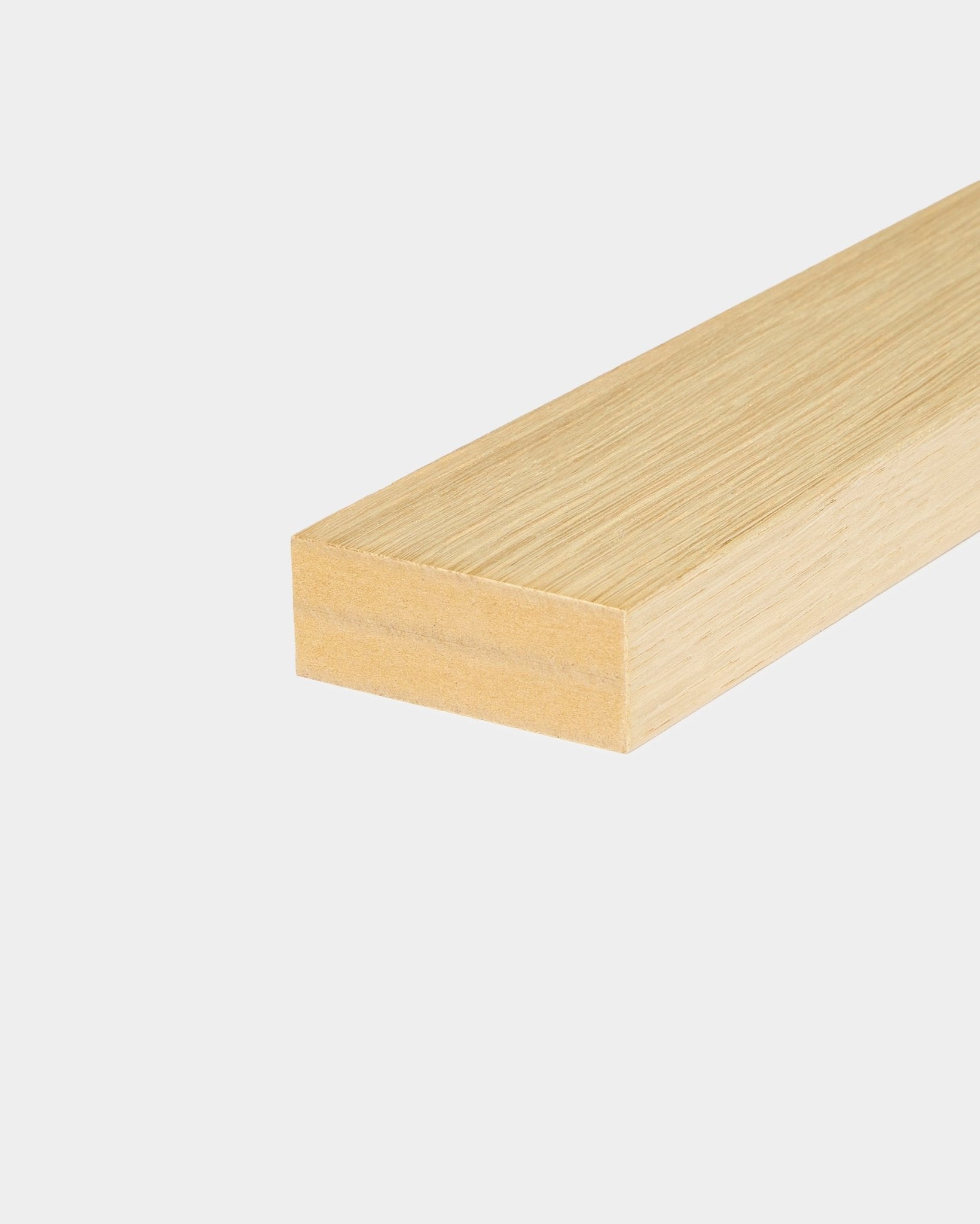 Lámina final WoodUpp Classic Oak (6,7 cm), diseñada para instalaciones de Akupanel Panel acústico, mostrada sobre un fondo blanco liso.